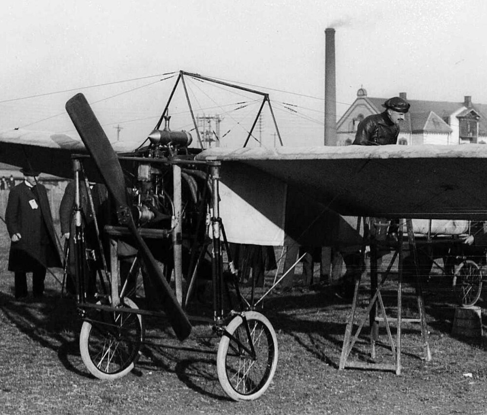 <b>EKSPERT PÅ ET ÅR:</b> Cederstrøm så et fly for første gang i september 1909. I mai 1910 tok han sitt flysertifikat. Og i oktober fremsto han allerede som en garvet aviatiker for Kristianias begeistrede innbyggere.