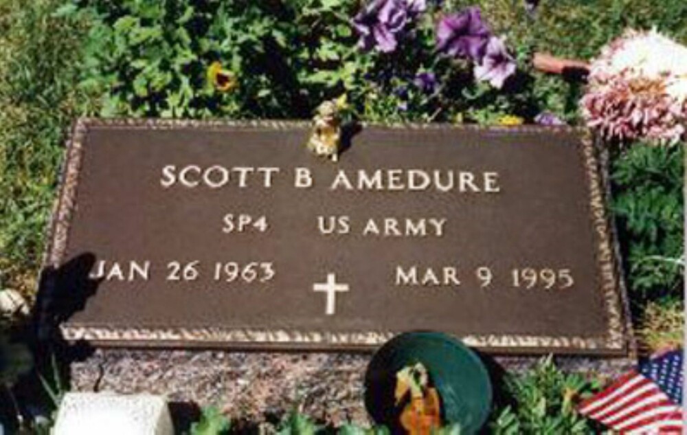 <b>TRAGISK PUNKTUM:</b> Scott Amedure ble 32 år gammel og felt av sin tiltrekning til kameraten Jonathan Schmitz.