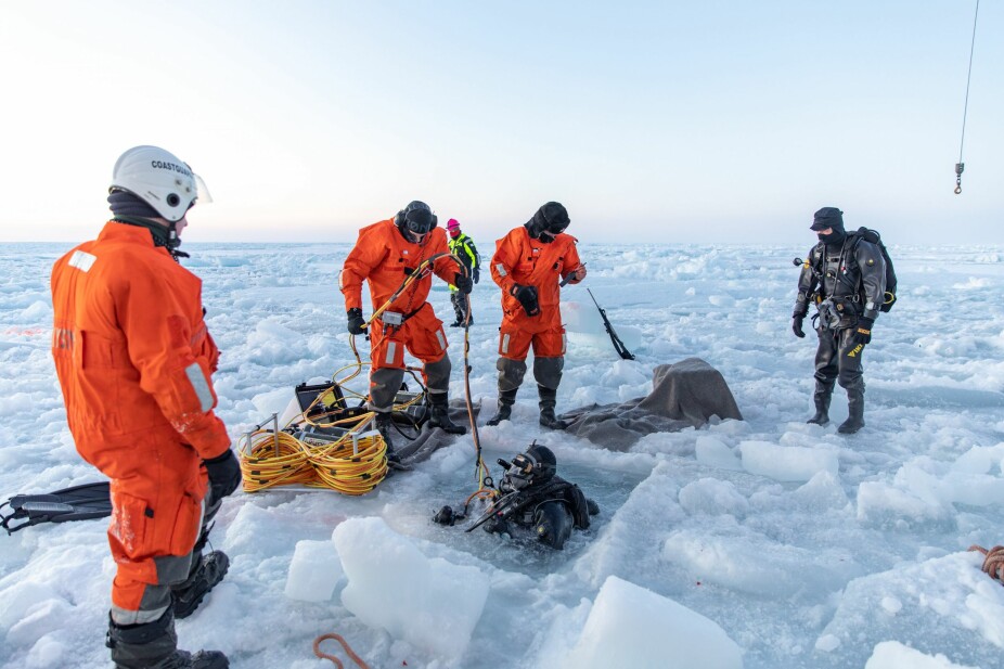 <b>IS I BLODET:</b> Under isen lå verdifullt utstyr og enda mer verdifulle data. Dykker og styrmann på kystvaktskipet Svalbard, Andreas Soløy, gikk under isen for å berge alt sammen. Risikoen var skyhøy.