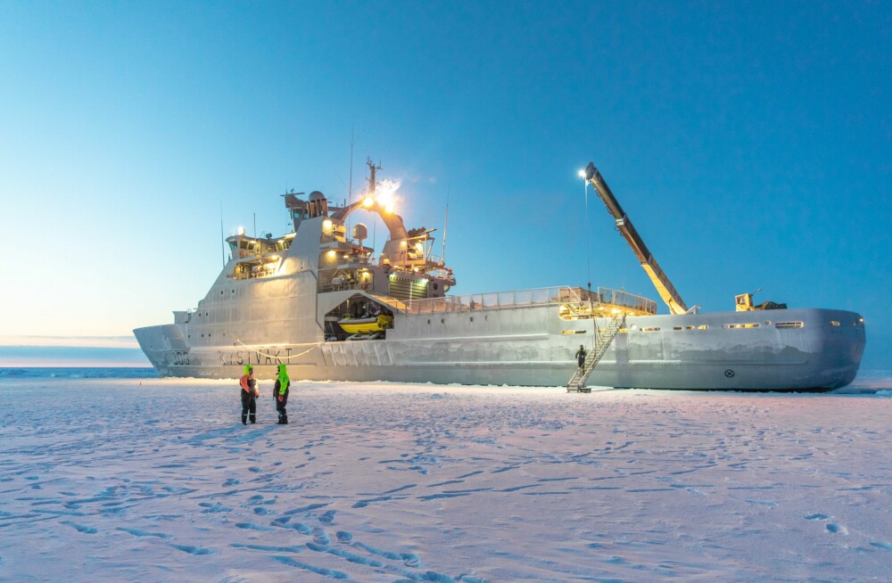 <b>INNEFROSSET:</b> KV Svalbard er konstruert som en isbryter, og utstyrt med instrumentene som måtte til å for å lokalisere forsknings­riggene amerikanere skulle ha hentet opp.