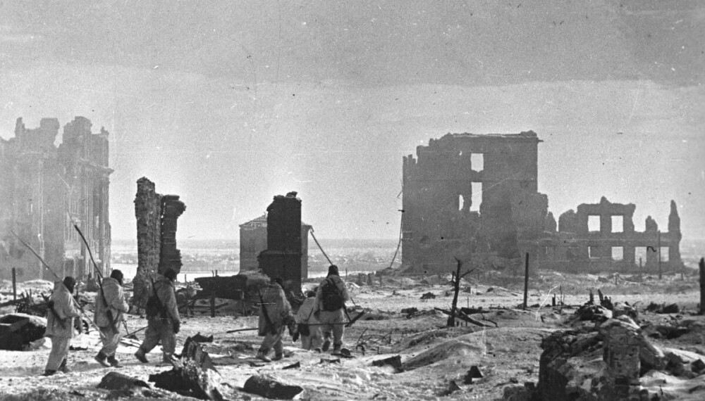 RUINER: Russiske soldater i ruinene av det som en gang var Stalingrad
