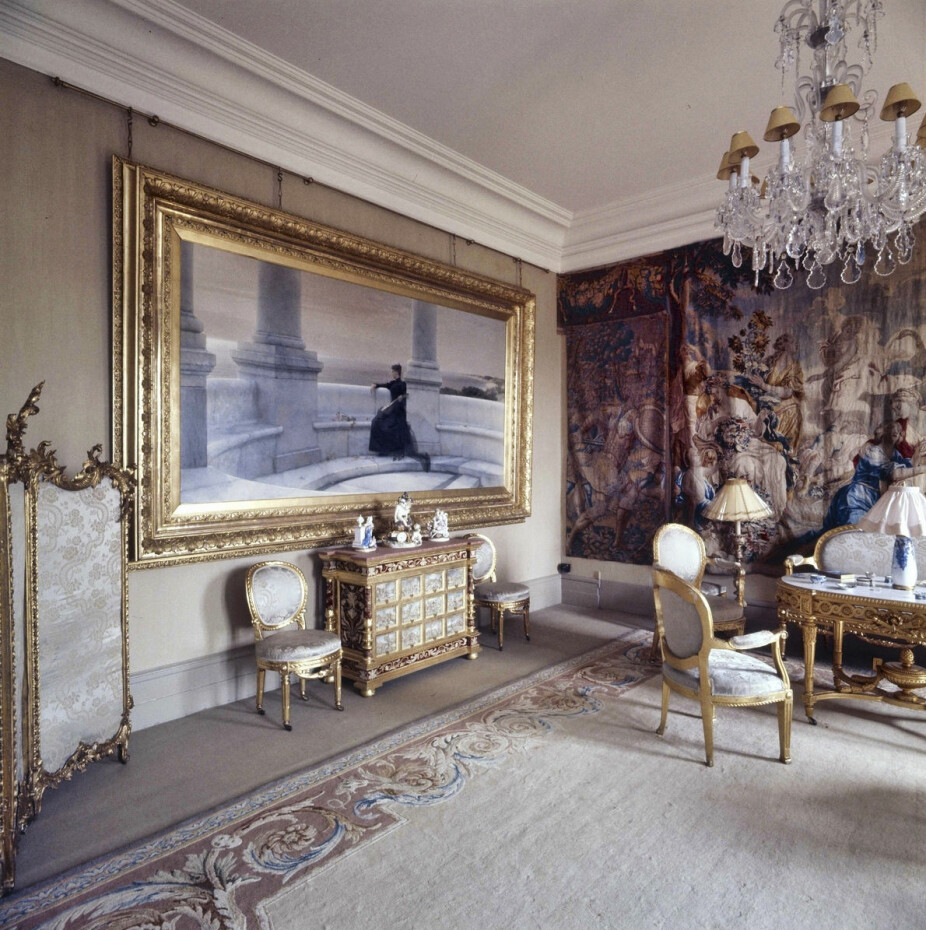 <b>UTENLANDSKE:</b> Malerier, store vevde veggtepper med naturalistiske motiver, møbler, krystall og porselen ble gjerne innkjøpt i Frankrike og Italia.