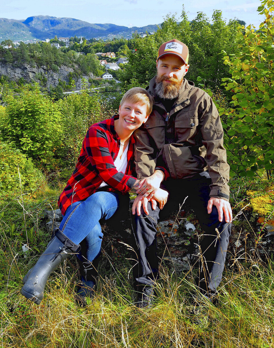 FJORD OG FJELL: Drømmestedet til Jenny og Thomas ligger fint til på en høyde med god utsikt over fjord og fjell.