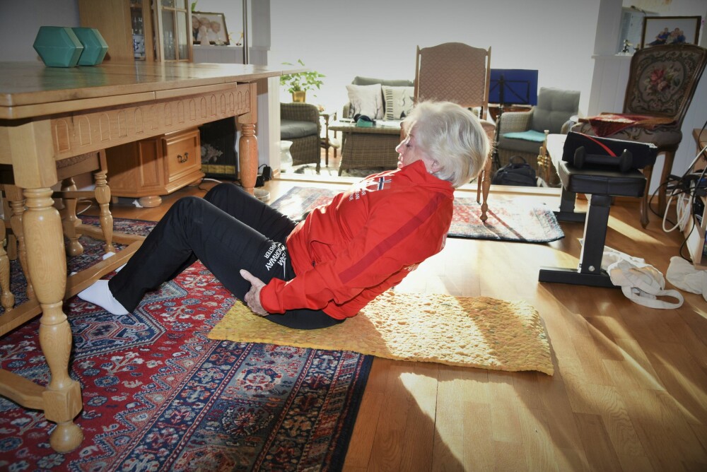 <b>TILGJENGELIG:</b> De siste ukene har Anne Mari trent mage- og ryggmuskulaturen ved å ligge på gulvet mens hun hekter beina under bjelken under spisebordet.