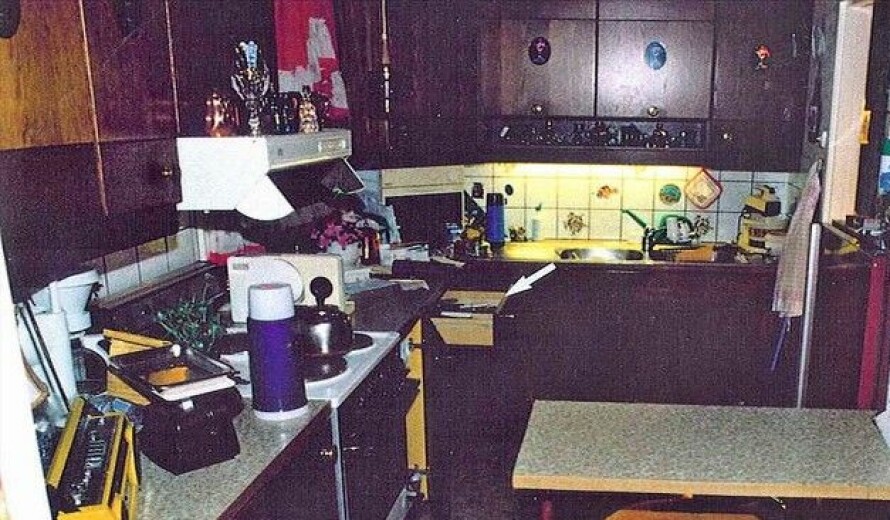 KJØKKENET TIL RAMM; På åstedet i 1995 fant politiet spor fra sæd fra en annen mann på Ramms kropp, samt spor fra neglene hans. Politiet vet ikke om samleiet kort tid før drapet var frivillig eller ikke, og om det er drapsmannen som la igjen sporene, kom det frem i Åsted Norge