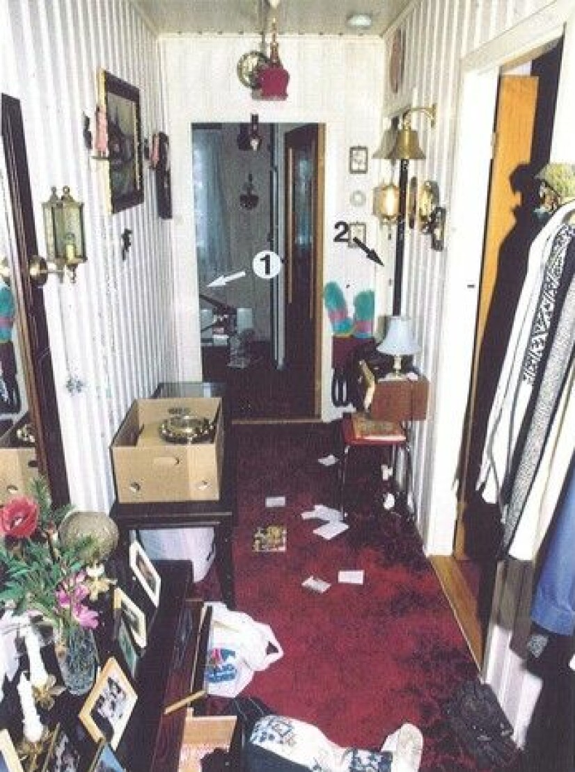 BOLIGEN TIL RAMM: Politiet sikret et skoavtrykk og flere uidentifiserte fingeravtrykk på stedet.