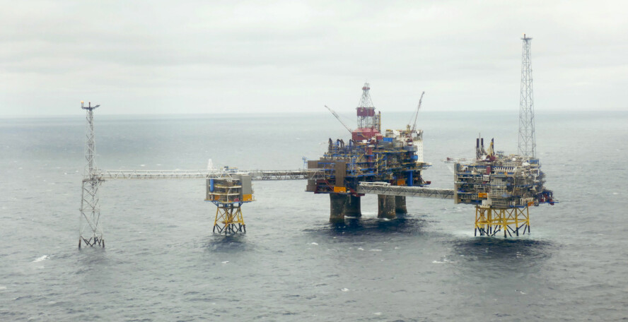 GULLKALV: Selv om den første utgaven sank, sto Sleipner-plattformen ferdig innen tidsfristen. Siden oktober 1993 har Equinor levert gass herfra til Europa. Sleipner A, midt i bildet, er knyttet til en prosessplattform, en stigerørsplattform og et flammetårn.