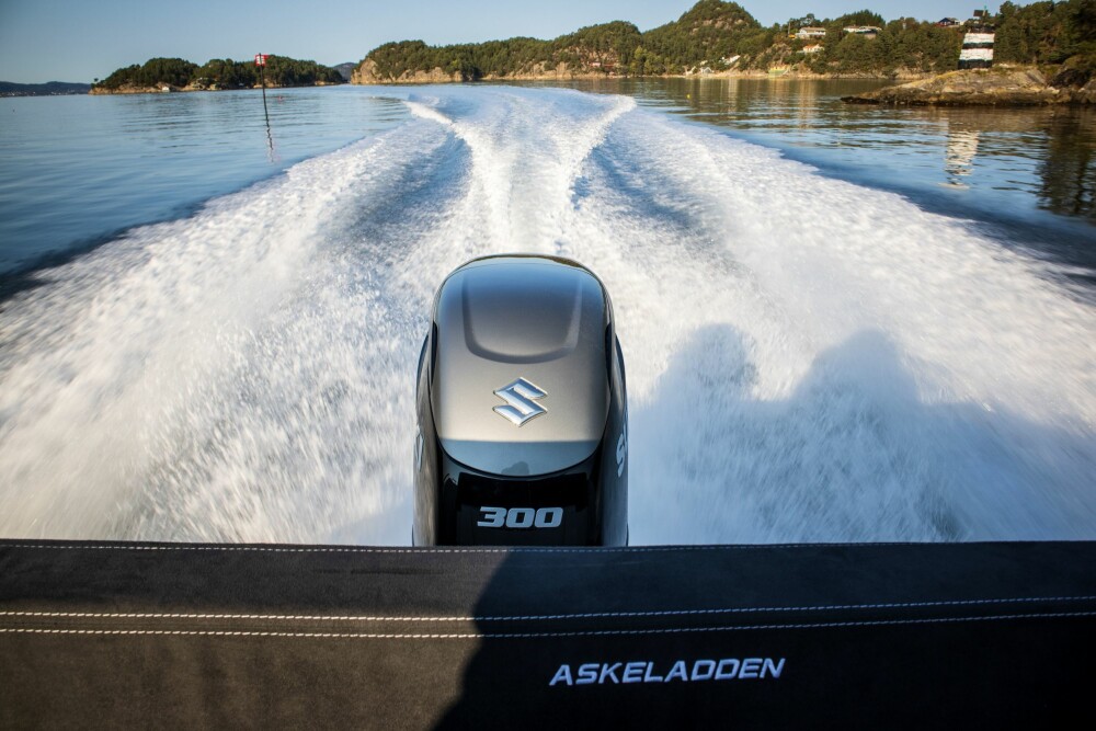 <b>KLARER SEG:</b> Suzukis 300 hk med duoprop har krefter nok til å gi båten godt driv. 