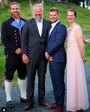 <b>FAMILIEKJÆR:</b> Lasse sammen med far, søster og bror hjemme i Verdal. 35-åringen eier leilighet både i Stavanger og i Verdal, og besøker familien i Trøndelag cirka en gang i måneden.