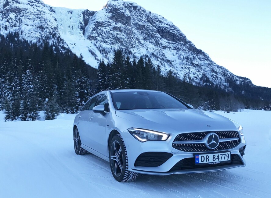 LYS: Bilen kan fås med Multibeam LED frontlykter med 18 individuelle lysdioder. Disse justeres raskt uten å blende møtende trafikk. Den kan i tillegg fås med mange av assistansesystemene man finner i forrige generasjon S-Klasse.