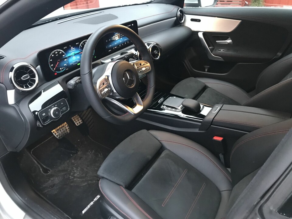 BETJENING: Mye kan betjenes med knappene på rattet. I tillegg har du touchpad, berøringsskjerm og stemmestyring.