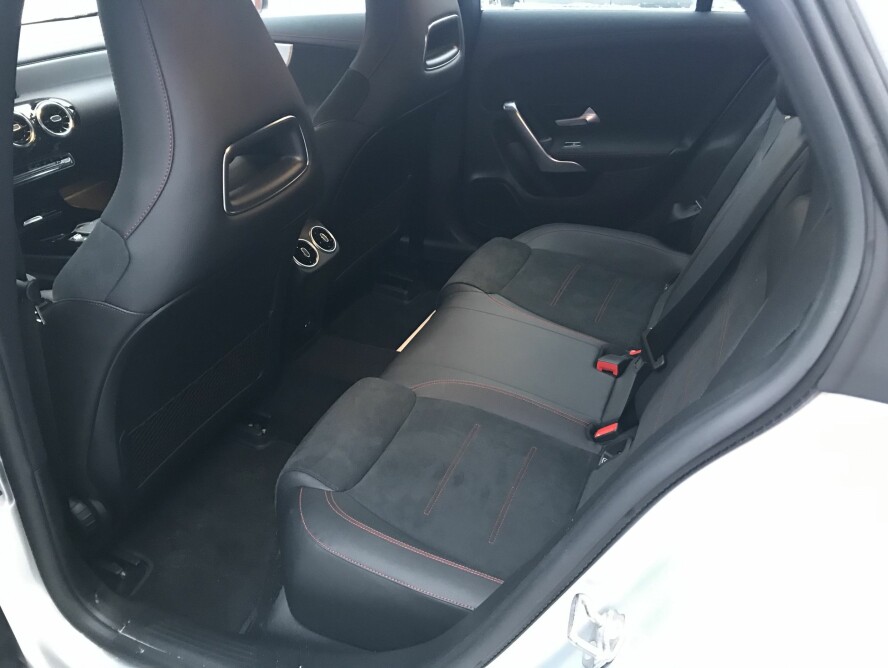 MER PLASS: Bakseteplassen er forbedret, men sittehøyden knapp. Sidesynet havner raskt mitt i eller over taklinjen.