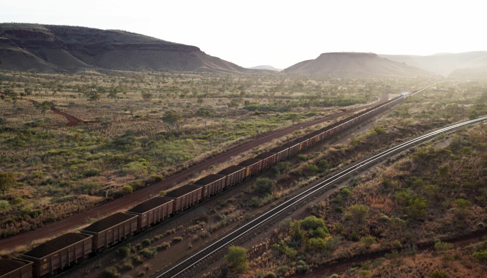 <b>LANGT: </b>AutoHaul-toget er 2,4 kilometer langt og trekker 240 vogner med jernmalm etter seg. Godt det er mange rette strekninger i den australske outbacken.