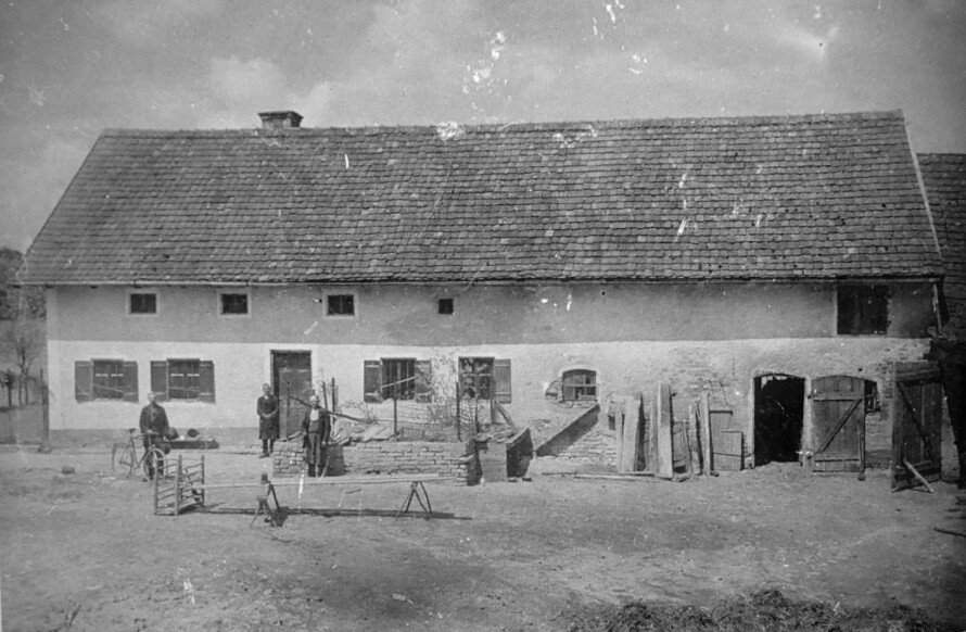 DØDSGÅRDEN: I 2012 fant ansatte ved kommunearkivet i Hohenwart et tidligere ukjent fotografi, som viser seg å være fra Hinterkaifeck. På fotografiet står teksten «Mord (6 ganger) i Kaifegg – 1922.». Det er fortsatt ukjent hvem personene på bildet er.