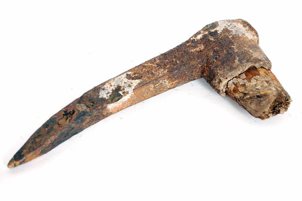 FUNNET PÅ ÅSTEDET: I ruinene av Hinterkaifeck fant man en rusten og blodig hakke som trolig var drapsvåpenet.