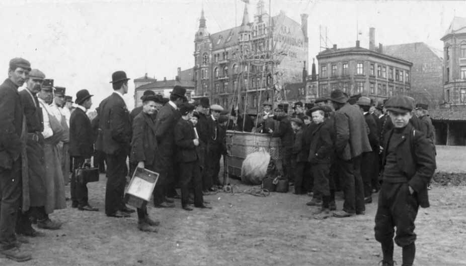 <b>KLAR FOR TAKE-OFF:</b> Store menneskemasser samlet seg på Kontraskjæret hver gang ballongen gikk til værs, Kristianias befolkning begynte å bli «airminded». Her i mars 1910.