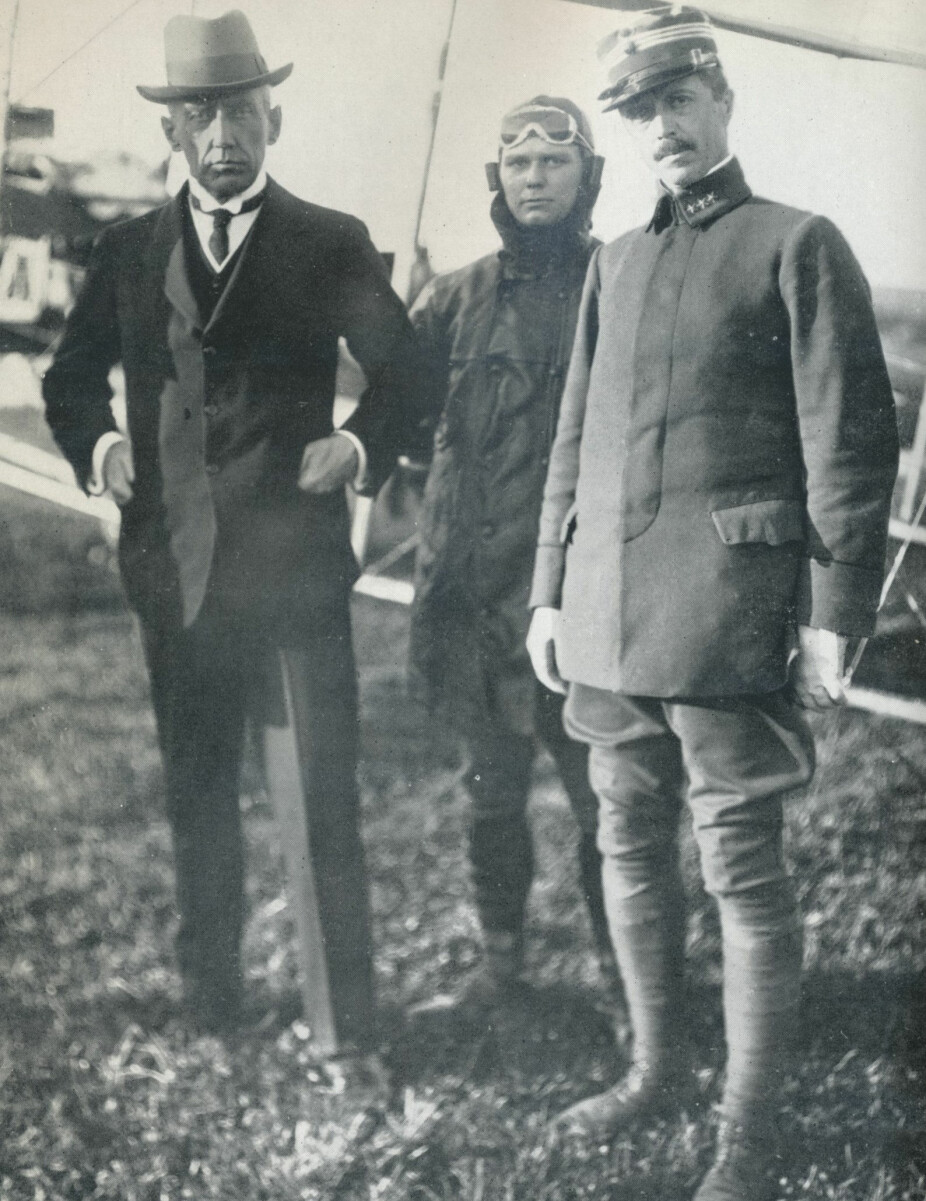 <b>PIONERENE:</b> Luftfart­s­pioner Einar Sem-Jacobsen til høyre, hans flyelev, pol­fareren Roald Amundsen til venstre. Bildet er fra 1913.