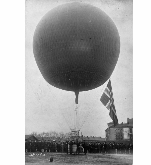 <b>LØYTNANTEN TAR AV:</b> Ballongen Norge ferdig til start i 1910. Ballongførerer er løytnant Einar Sem-Jacobsen. Her fotografert i Oslo på Kontraskjæret. 