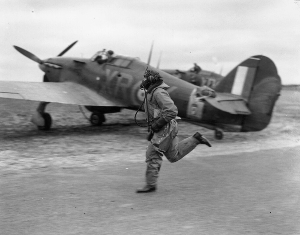 <b>SCRAMBLE:</b> Royal Air Force fikk sine første flygeress under Slaget om Storbritannia. Pilotene sto på kontinuerlig «scramble» beredskap slik at de kunne løpe til flyene på kort varsel for å ta opp kampen mot den tyske armadaen.