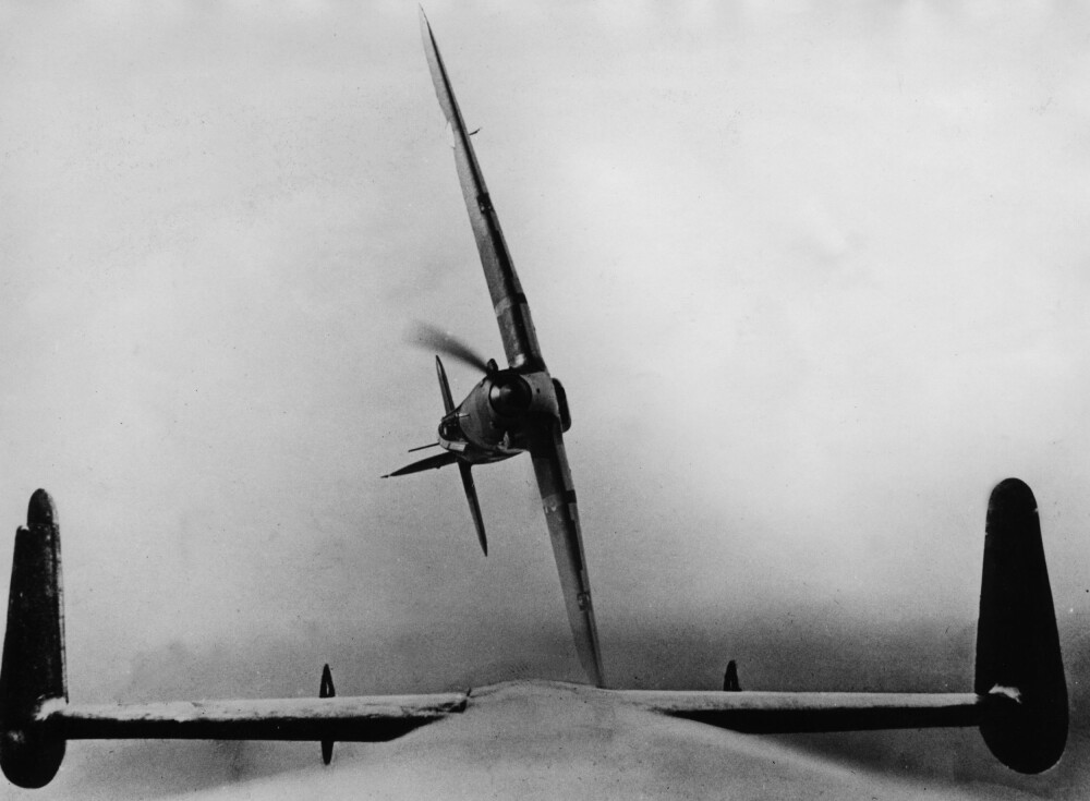 <b>JEGER:</b> Et unikt bilde tatt fra et tysk Dornier DO 17 bombefly mens det blir angrepet av en Hurricane. Hurricanejageren hadde fordelen av å kunne svinge krappere enn både Spitfire, og ikke minst tyske Messerschmitt jagerfly.