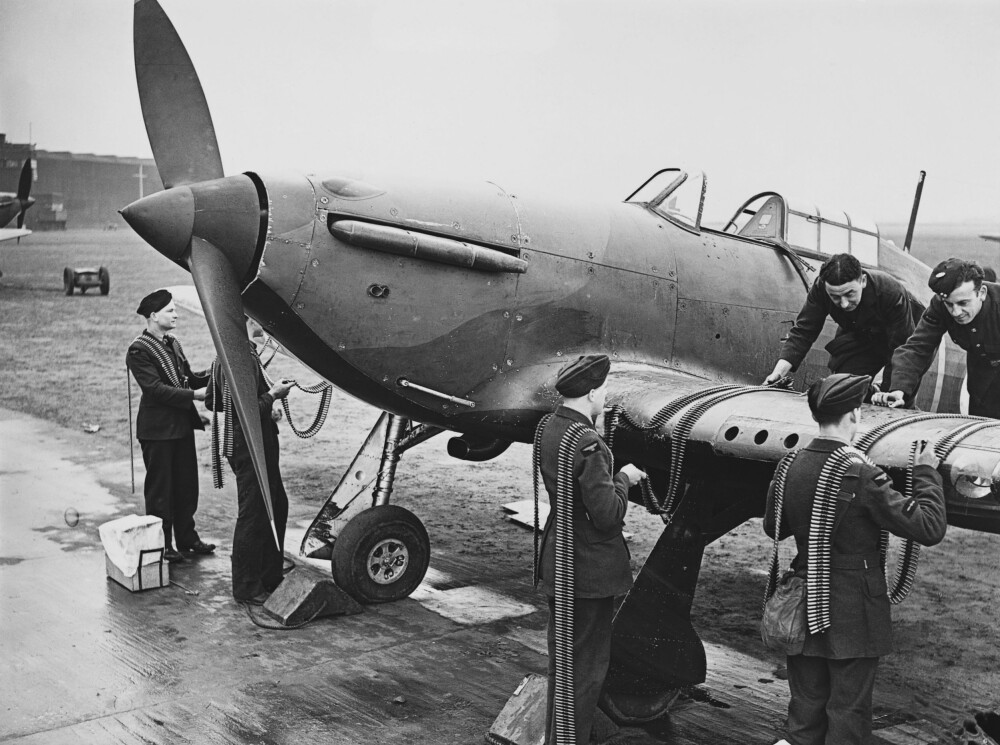<b>VÅPENPLATTFORM:</b> De tykke vingene ga plass til fire maskingevær plassert tett sammen på hver side. Hurricane var også enklest å manøvrere for uerfarne piloter og utgjorde en stødig våpenplattform.