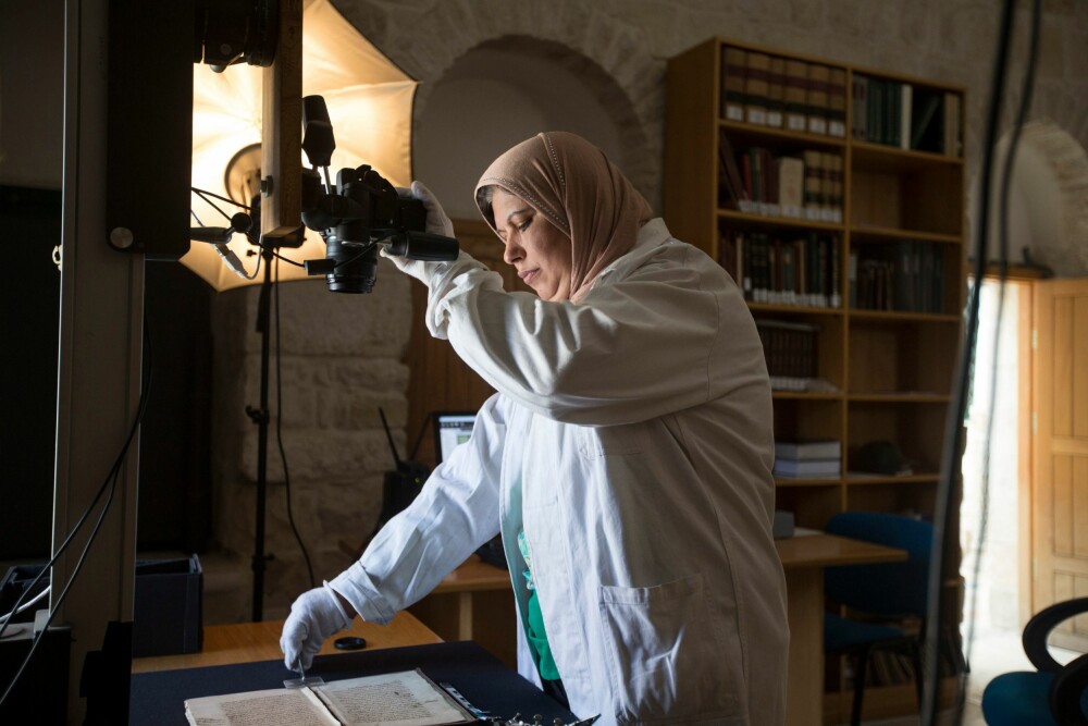 <b>EKSPERT:</b> Shaima Budeiry (55) leder digitaliseringen i Jerusalem. Hun kommer fra en prominent familie med eget privat bibliotek som allerede er blitt digitalisert. Budeiry studerte manuskript-konservering i Dubai i to år før hun ble ansatt av Columba. 