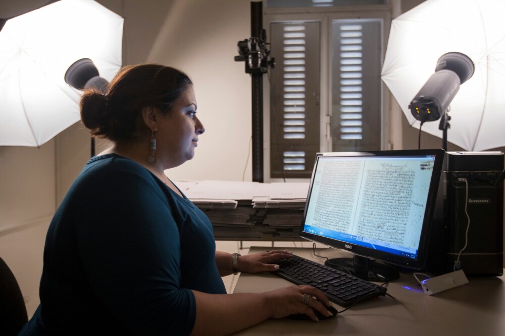 <b>SJEFSBIBLIOTEKAREN:</b> Dua’ Qirresh (43) er sjef på det palestinske biblioteket Is›af al-Nashashibi. Hun har ansvaret for digitaliseringen av manuskriptene på biblioteket. – Jeg er veldig glad for at det blir gjort, sier hun. – Manuskriptene vil nå aldri gå tapt. De er vår historie, religion og fremtiden til barna våre. 