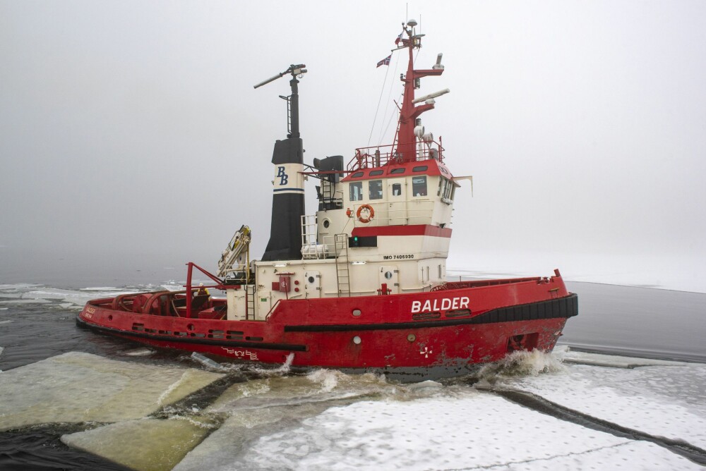 <b>KNUSER IS:</b> Rå kraft er nødvendig når bukserbåten Balder holder Drammen havn åpen for vintertrafikk.