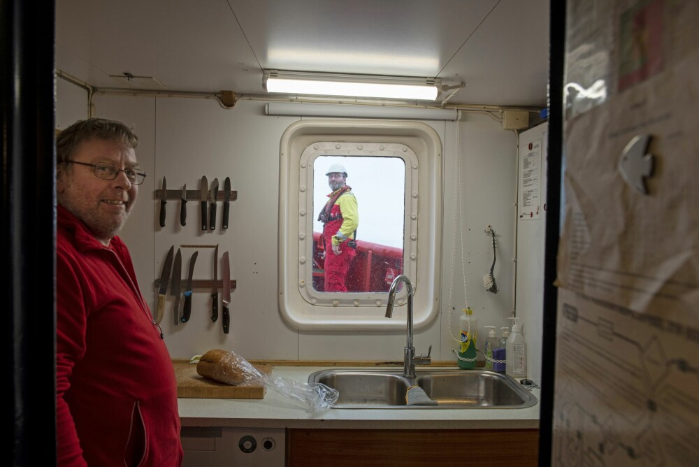 <b>TURNUS:</b> Mannskapet bor om bord i 14 dagers turnus. Her har maskin­sjef Ståle Melvær sneket seg inn i byssa mens kokk og matros Jarle Abrahamsen jobber på for­dekket.