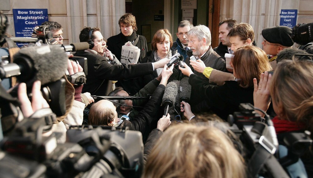 OPPGJØRET: Foreldrene til den drepte franske studenten Amelie Delagrange snakker med reportere utenfor et rettsbygg i London, 3. mars 2006.