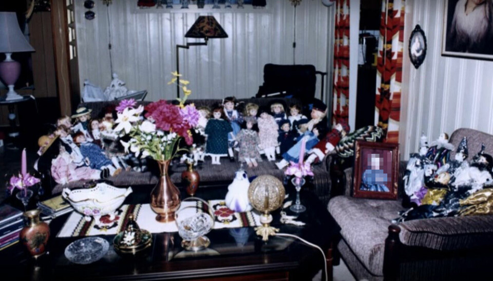 IVRIG SAMLER: Politi-bilde fra stua til Ramm den dagen han ble funnet. Analyse av sæd politiet fant på Ramm ga en god nok DNA-profil til at politiet kunne utelukke 400 personer fra saken.