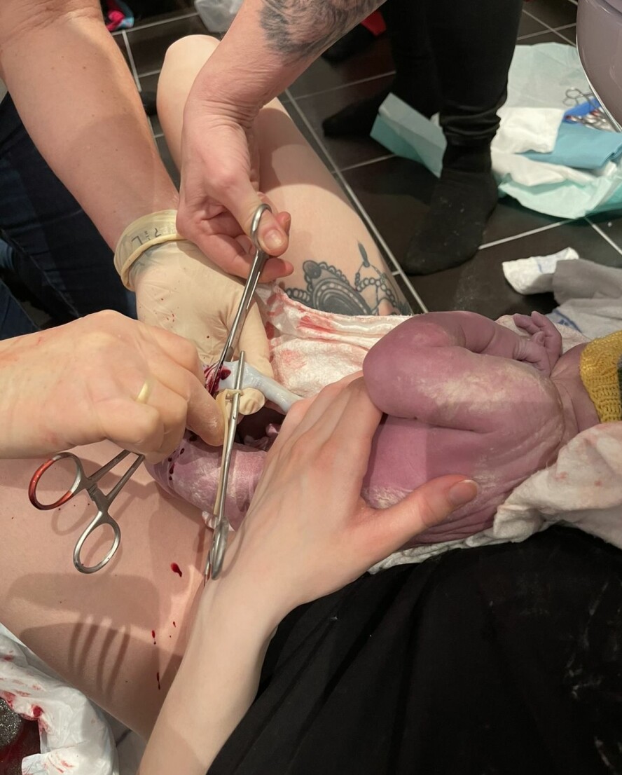 Mormor Ida fikk lov til å klippe navnestrengen på barnebarnet.