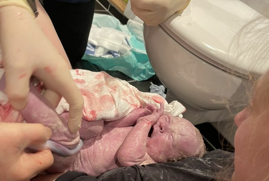 NYFØDT: Fødselen ble dokumentert med video og bilder, slik at far– som var på jobb til sjøs – fikk se hvordan det hele hadde foregått.