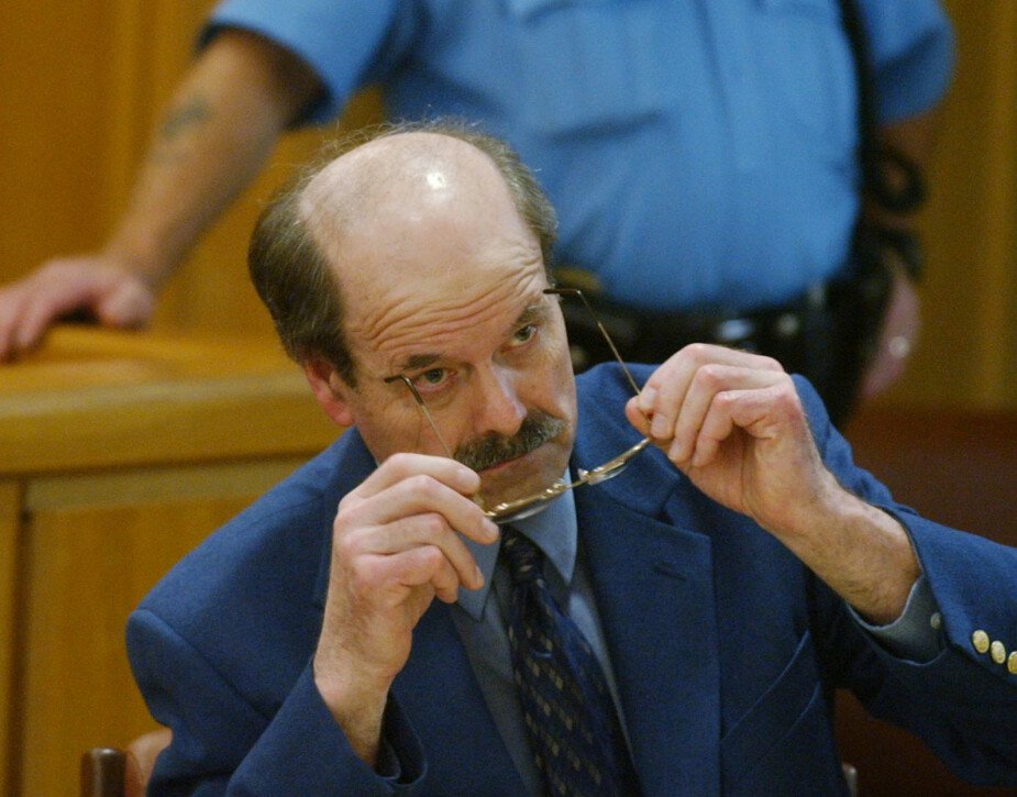 MÅ GJØRE OPP FOR SEG: Seriemorder Dennis Rader tar på seg brillene etter å ha tørkenoen tårer da han hørte pårørende til ofre vitne i retten 18. august 2005. Rader fikk 9 livstidsdommer pluss 40 år. . (Photo by Bo Rader-Pool/Getty Images)