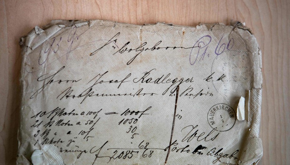 HISTORISK BREV: Et bilde viser forsiden av et av brevene som er forseglet på baksiden. Brevet angår Alois Hitlers kjøp av en gård nord i Østerrike.