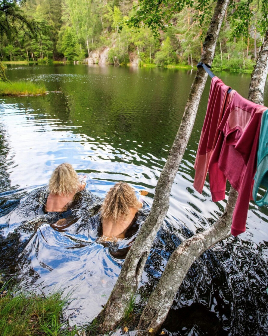SKOGSBAD: Cecilie tar seg et forfriskende bad sammen med søsteren Monica Skog Ravn.