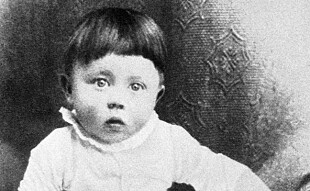 Et udatert historisk bilde viser Adolf Hitler som barn.