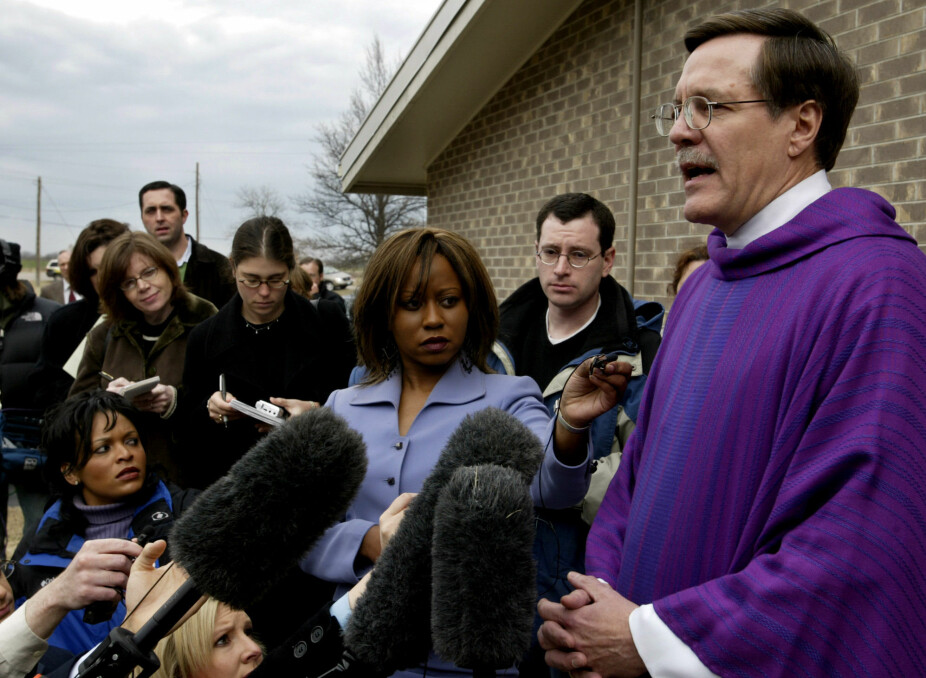 MENIGHET: Biskop Gerald Mansholt etter en gudstjeneste hos Christ Lutheran Church i Wichita, Kansas i 2005. Dennis Rader var medlem i menigheten. Foto: AP Photo/Sue Ogrocki / NTB
