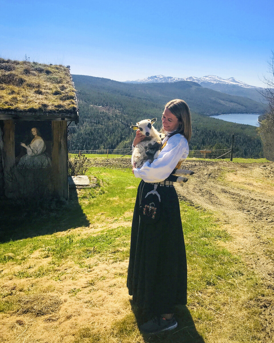 BUDEIE: – For en byjente var de snaut fire timene til Skåbu som å komme til en annen verden. Jeg kunne ikke ha hatt det bedre enn her, sier Jannicke takknemlig. Som seg hør og bør er hun kledd i Gudbrandsdalsbunad.