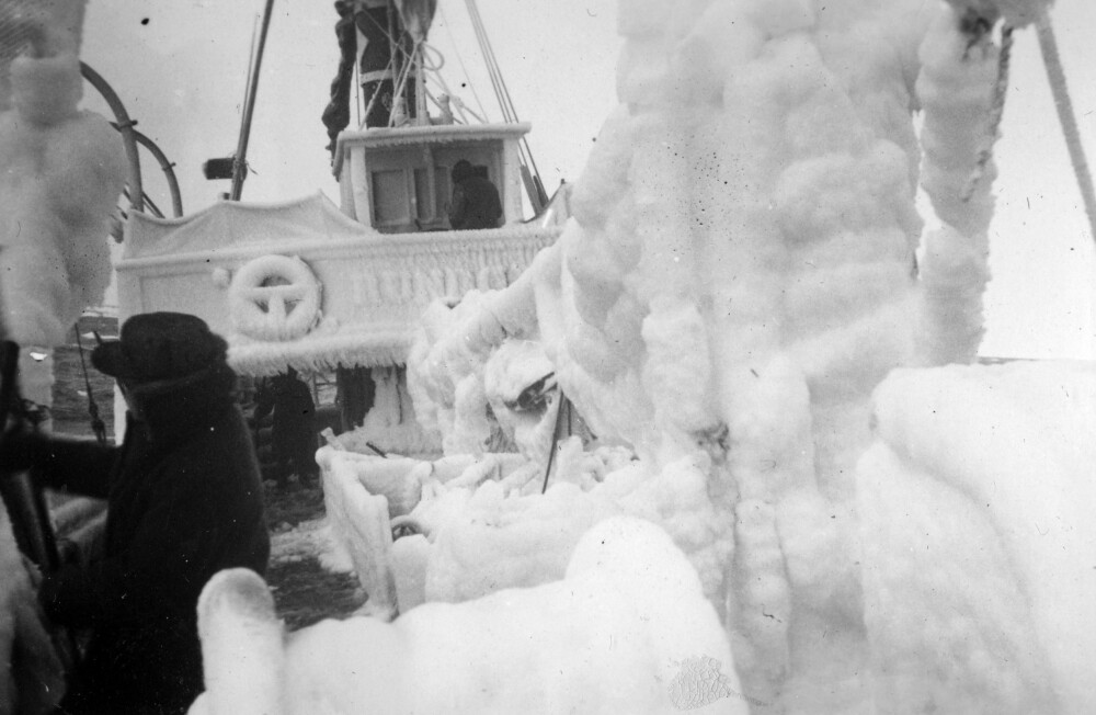 <b>FORFROSSET VERDEN: </b>I kulde og vind la isen seg som et tykt belegg på skutene når sjøen slo inn. Da var det bare for mann­skapet å banke den løs, før tyngden gjorde alt ustabilt og farlig. Bildet er av «Rundøy» på fangst i Vestisen.