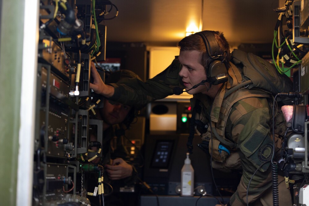 <b>FLINKE FYRER:</b> Luftvern­artillerister jobber i en TOC (taktisk operasjons­senter), under øvelsen Falcon Response 2020 på Luft­forsvarets base Rygge.