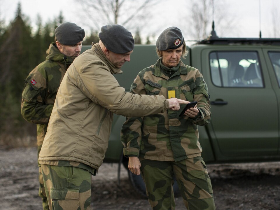 DEMONSTRASJON: Sjef Heimevernet, generalmajor Elisabeth Michelsen, tester sending av måldata til F-35.