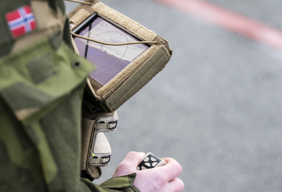 STYRING: Instruktør utdannet på Base Rygge, ved Luftforsvarets flytaktiske skole tester dronen Black Hornet.