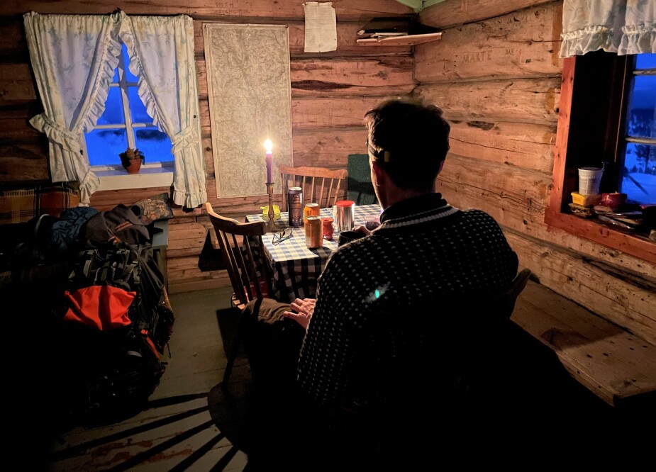 DEN BLÅ TIMEN; Kvelden har senket seg over en av Norges koseligste hytter.