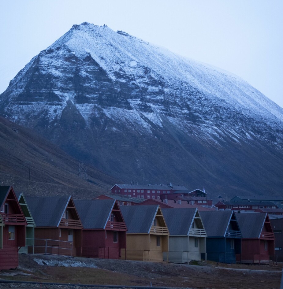 <b>LONGYEARBYEN:</b> 78° nord og 15° øst ligger Longyearbyen; administrasjonssenteret for en øygruppe som, under norsk ledelse, fungerer som en slags fristat for 44 ulike land. Fjellet Sarkofagen i bakgrunnen.