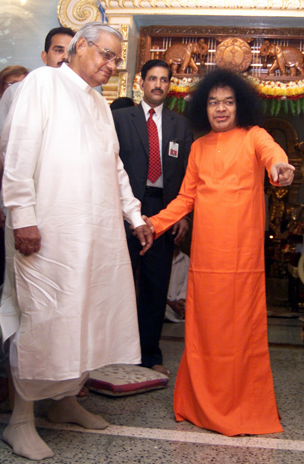 <b>MEKTIGE VENNER:</b> Sri Satya Sai Baba sammen med Indias stats­minister Atal Bihari Vajpayee i 2004. 