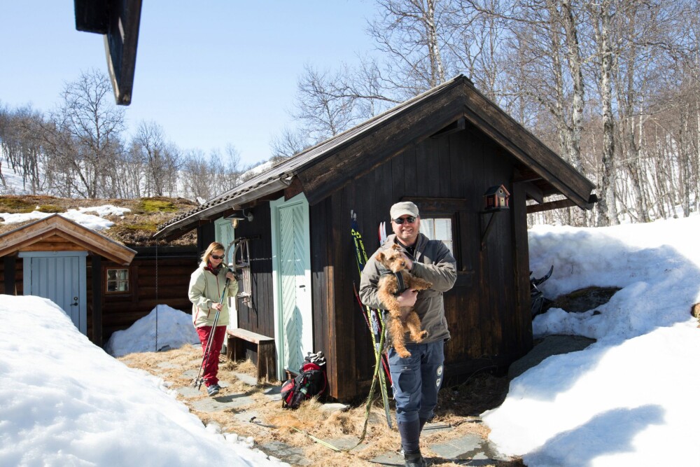 Annette og Sveinung gjør seg klar for en skitur med hunden Cirka. Boden er todelt og inneholder en boddel og en ekstra soverom med to køyer.