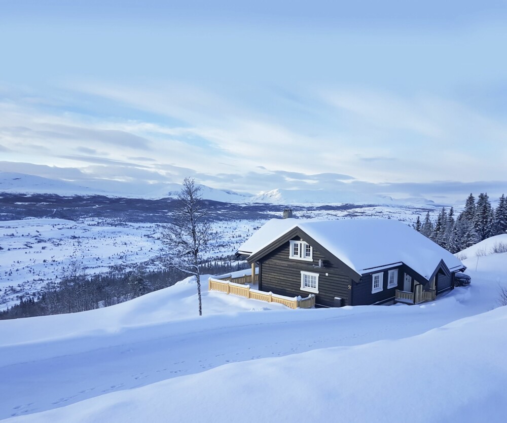 <b>PANORAMAUTSIKT: </b>Når snøen har lavet ned, ser det gjerne slik ut vinteren gjennom på Vaset. Vilja, som hytta heter, ligger nydelig til med 180 grader panoramautsikt langt inn i fjellheimen.