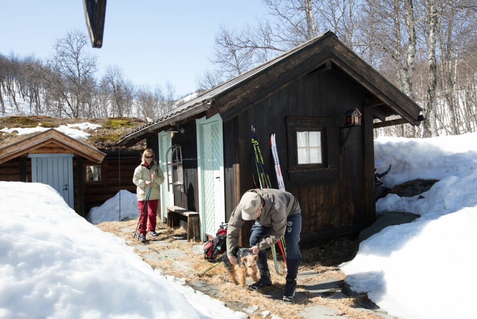 Annette og Sveinung gjør seg klar for en skitur med hunden Cirka. Boden er todelt og inneholder både en bod-del og en ekstra soverom med to køyer.