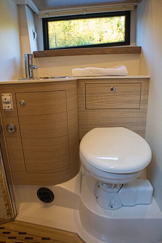 <b>KOMBI:</b> Toalettrommet har grei plass og egen dusjnisje. 